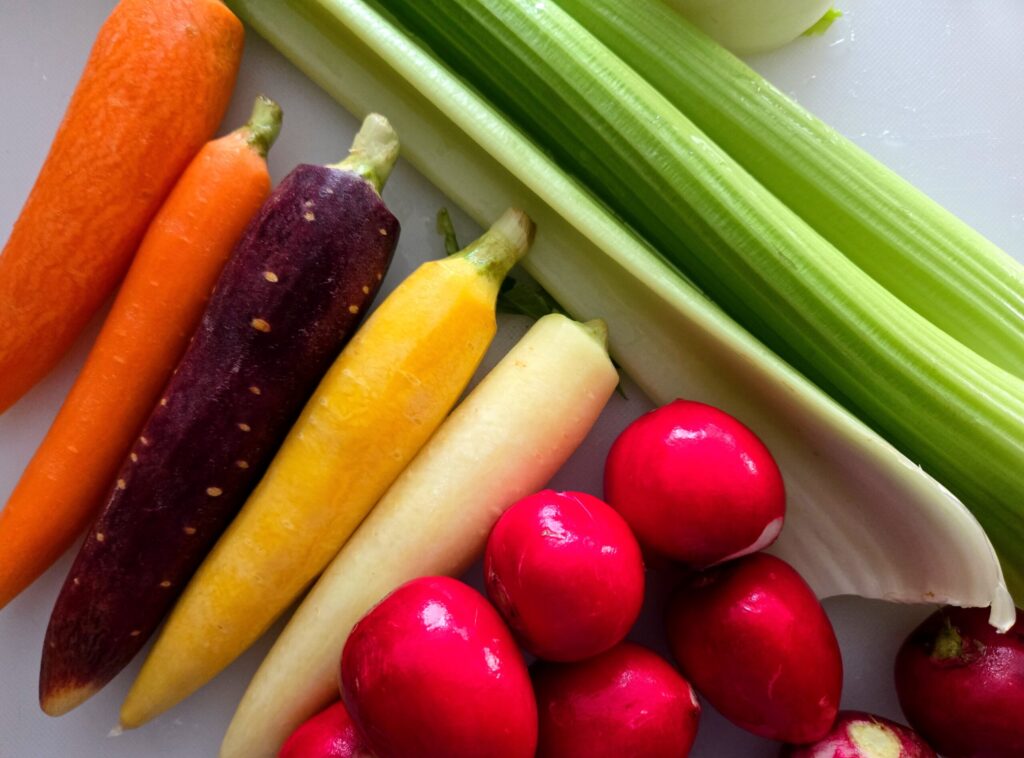 2 ways I cook in the Summer without turning on the oven 2 fresh vegetables on cutting board